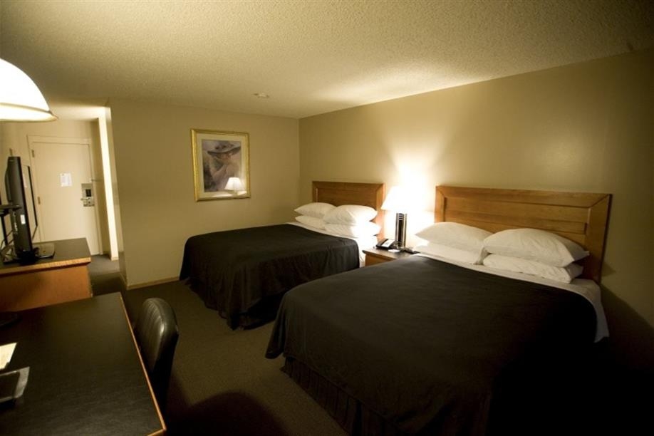 Royal Hotel Lloydminster - Double Queen Guest Room
