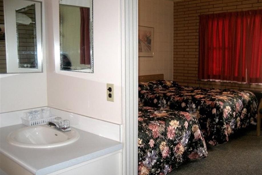 Safari Inn Motel - Two Double Beds Guest Room