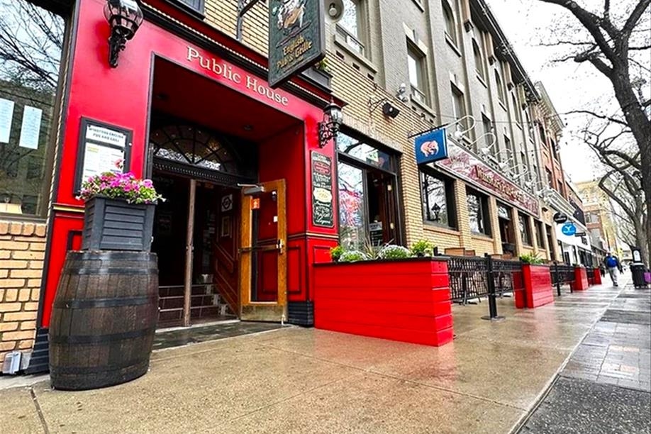 Winston's English Pub & Grill