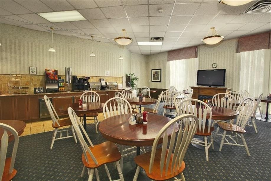 Tropical Inn Hotel and Conference Centre - Breakfast Area
