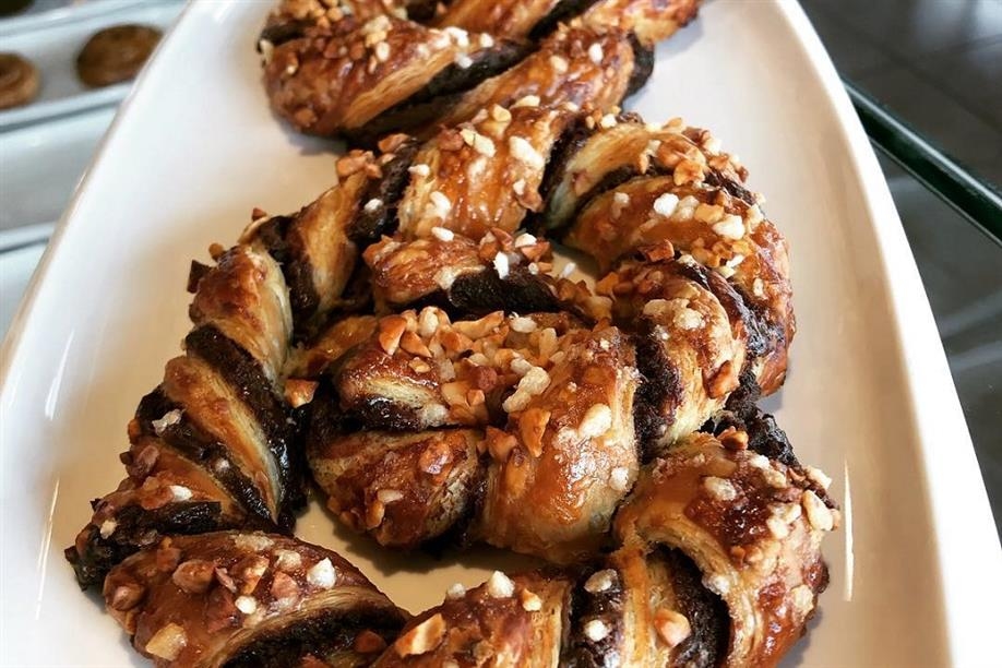 Chocolate bretzel with almonds