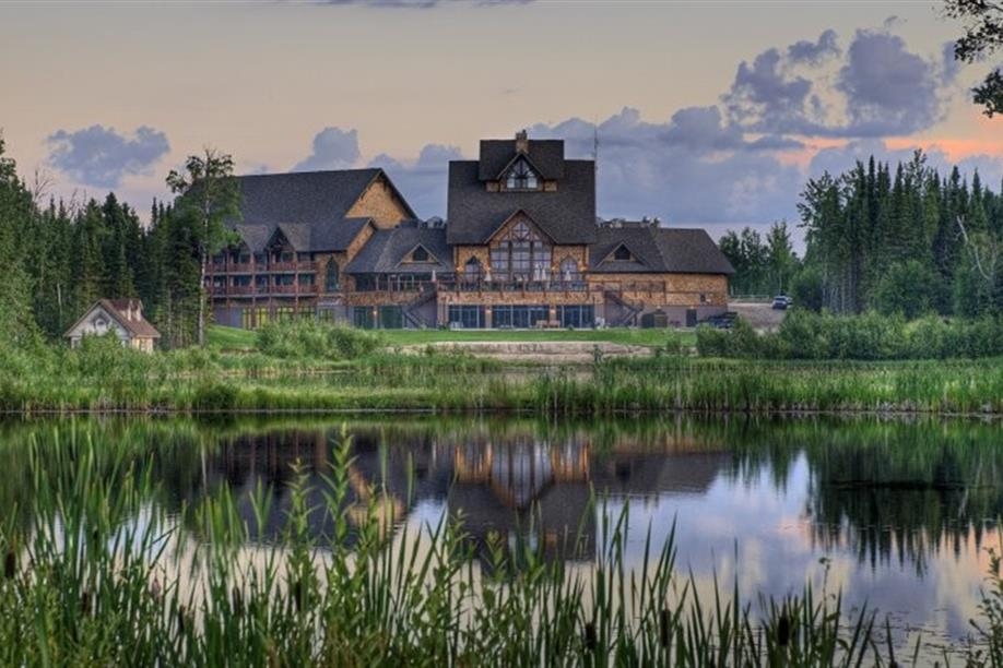 Nestled in the woodlands of northern Saskatchewan, Elk Ridge Resort is a breathtaking destination with first-rate facilities.