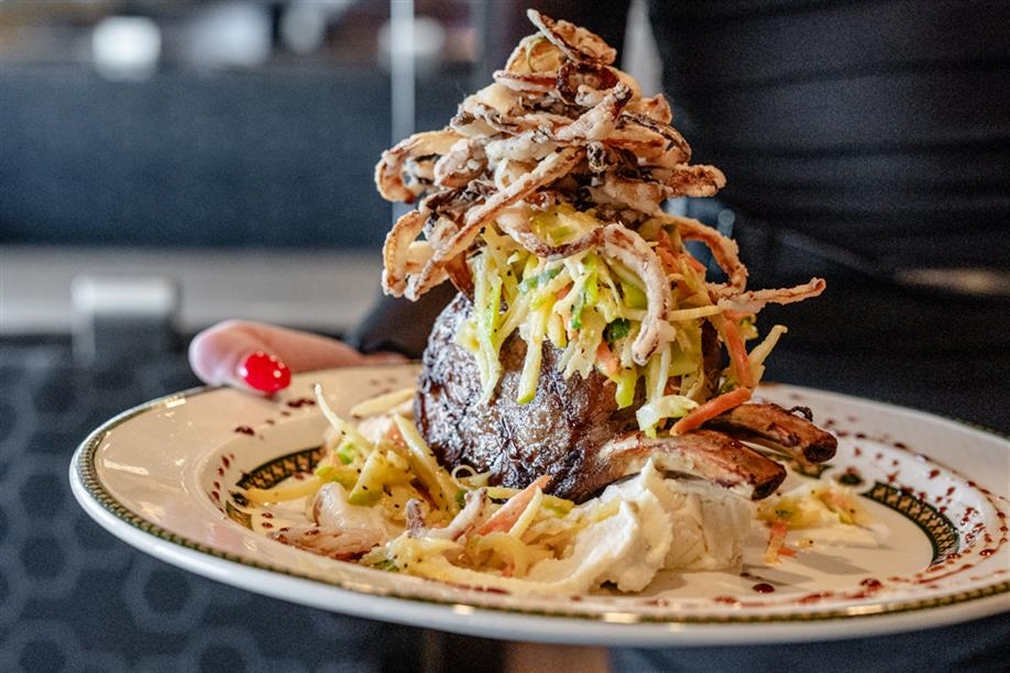 Mano's Restaurant & Lounge