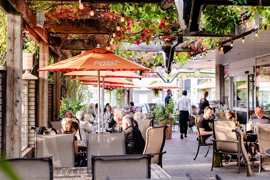 Mano's Restaurant & Lounge