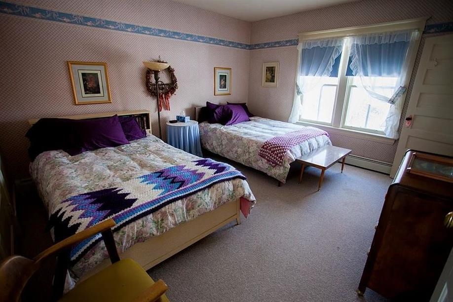 Spring Valley Guest Ranch - The Lilac Room with ensuite bath