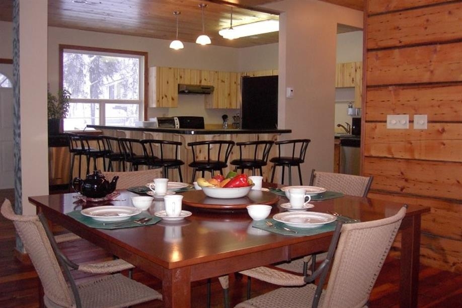 Waterfront Lodge dining-kitchen area